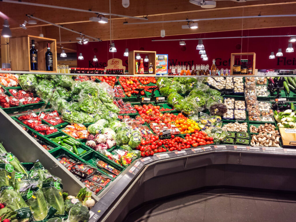 Rayon légumes en supermarché. Bio déchets et déchets organiques