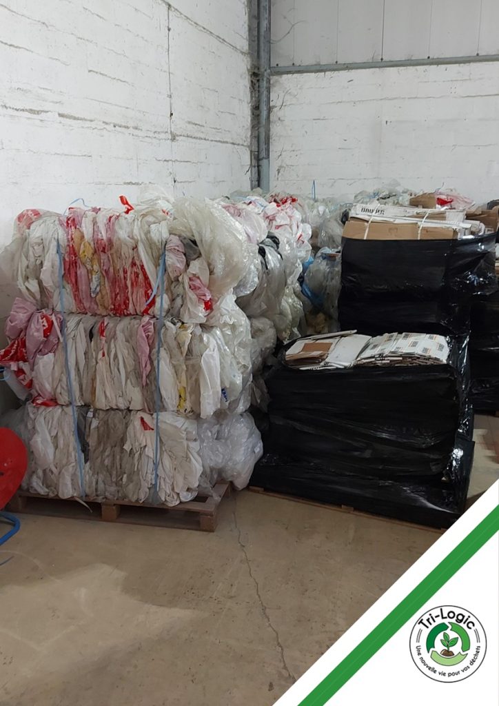 Balles de films plastiques compactés issues d’un process industriel dans une zone de réception de marchandises.